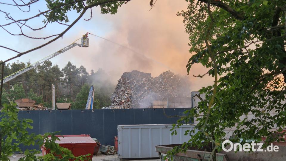 Auf dem Gelände eines Entsorgungsbetriebs in Schwandorf ist ein Feuer ausgebrochen. Bild: Hösamer