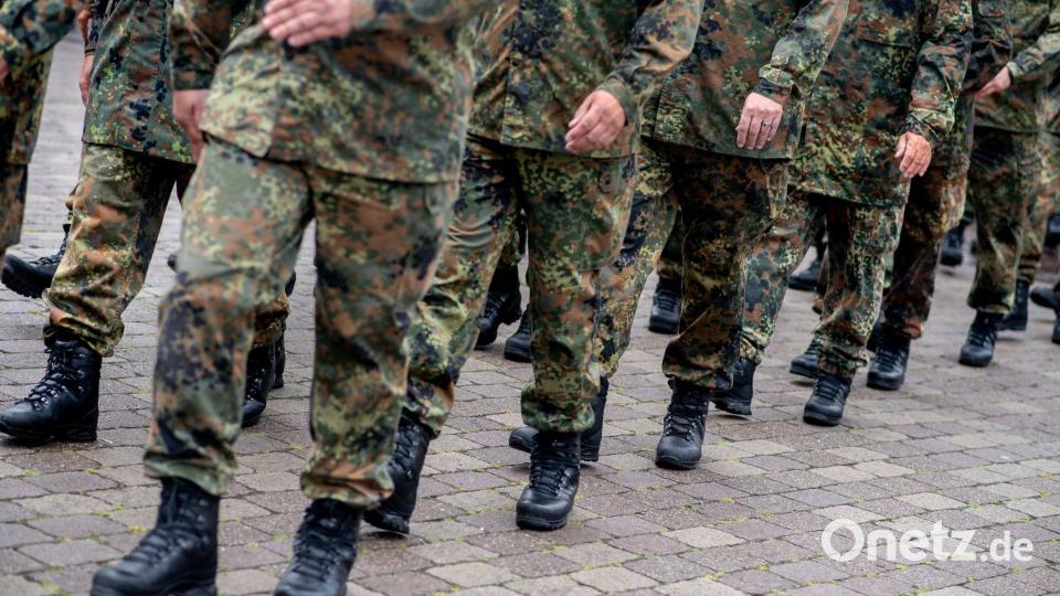 Reservisten der Bundeswehr marschieren. Bild: Hauke-Christian Dittrich/dpa