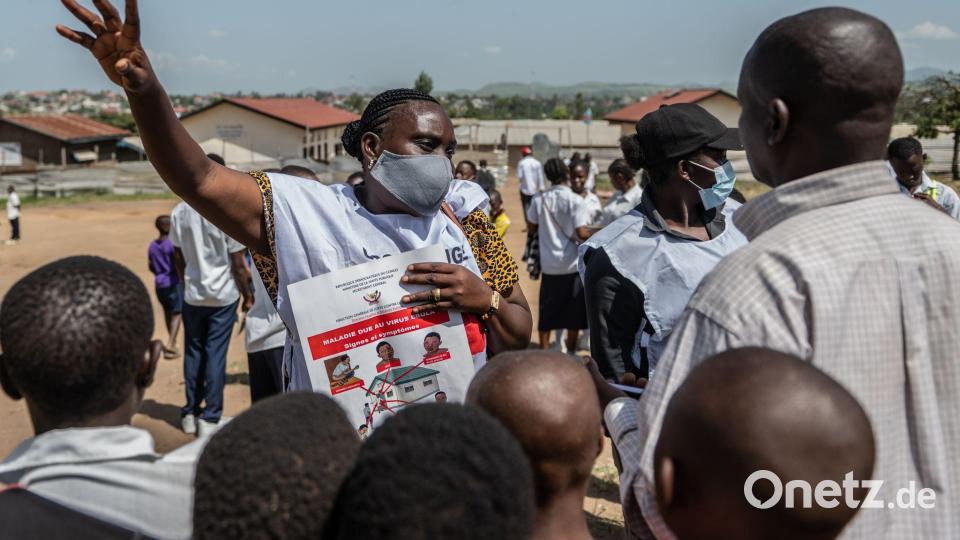 Mitarbeiter des Roten Kreuzes betreiben Aufklärung über Ebola und den Schutz vor einer Ansteckung. (Archivbild) Bild: Moses Sawasawa/AP/dpa