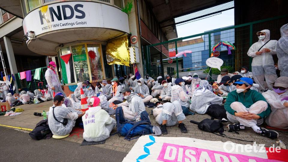 Protest vor Panzerbauer KNDS: Aktivisten blockieren Zufahrt in Mülheim an der Ruhr Bild: Henning Kaiser/dpa