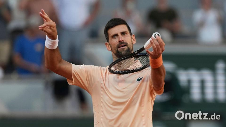 Hat in Paris sichtlich gute Laune: Novak Djokovic. Bild: Thibault Camus/AP/dpa