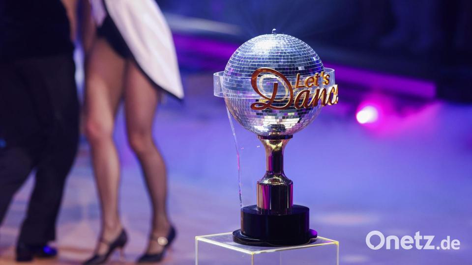 Um diesen Pokal geht es im „Let's Dance“-Finale Bild: Rolf Vennenbernd/dpa