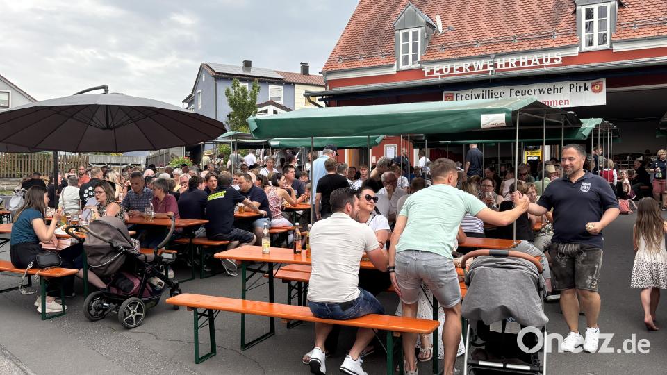 Ideale Feierbedingungen herrschten heuer beim traditionellen "Tag der Feuerwehr" in Pirk. Viele Familien nutzten das Feuerwehrfest als Ausflugziel, andere trafen sich mit Freunden auf ein Bier. Bild: kki