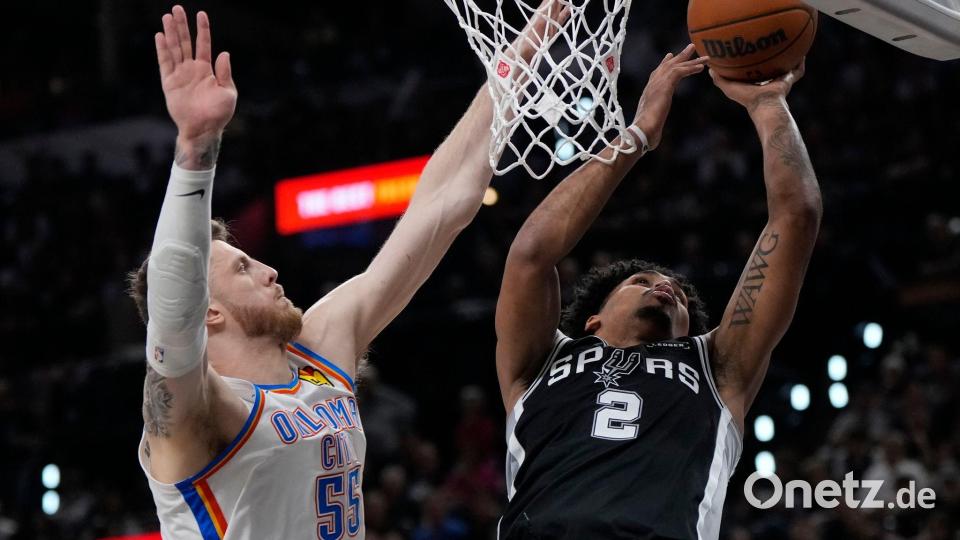 Isaiah Hartenstein (links) fehlt mit OKC zur Rückkehr in die NBA-Finals noch ein Sieg. Bild: David J. Phillip/AP/dpa