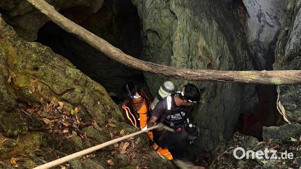 Die Retter können teilweise nur durch die engen Passagen kriechen. Bild: Uncredited/Metta Tham Rescue Kalasin/AP/dpa