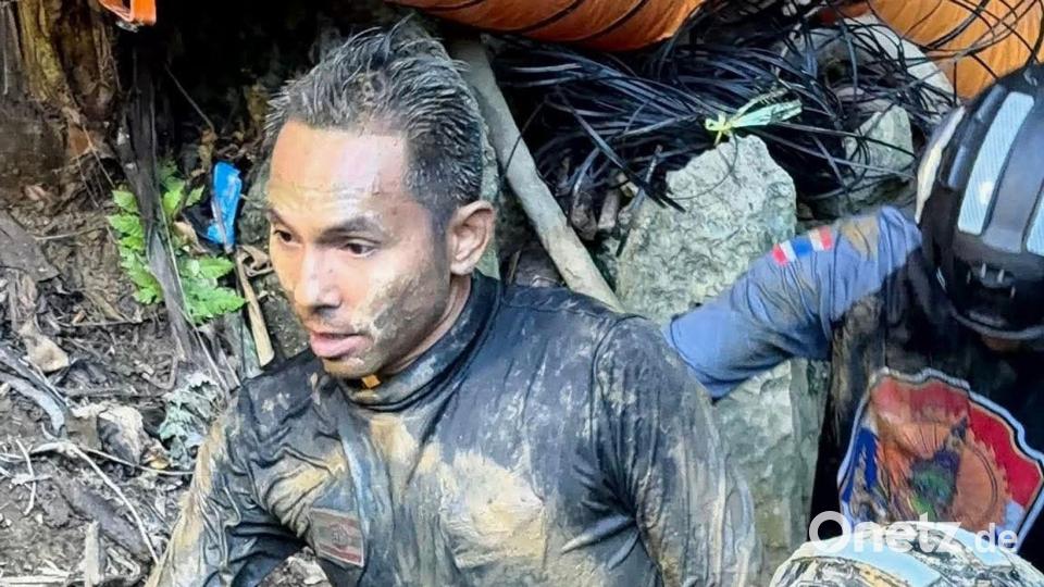 Die Retter müssen während ihres Einsatzes einiges aushalten. Bild: Uncredited/Metta Tham Rescue Kalasin/AP/dpa