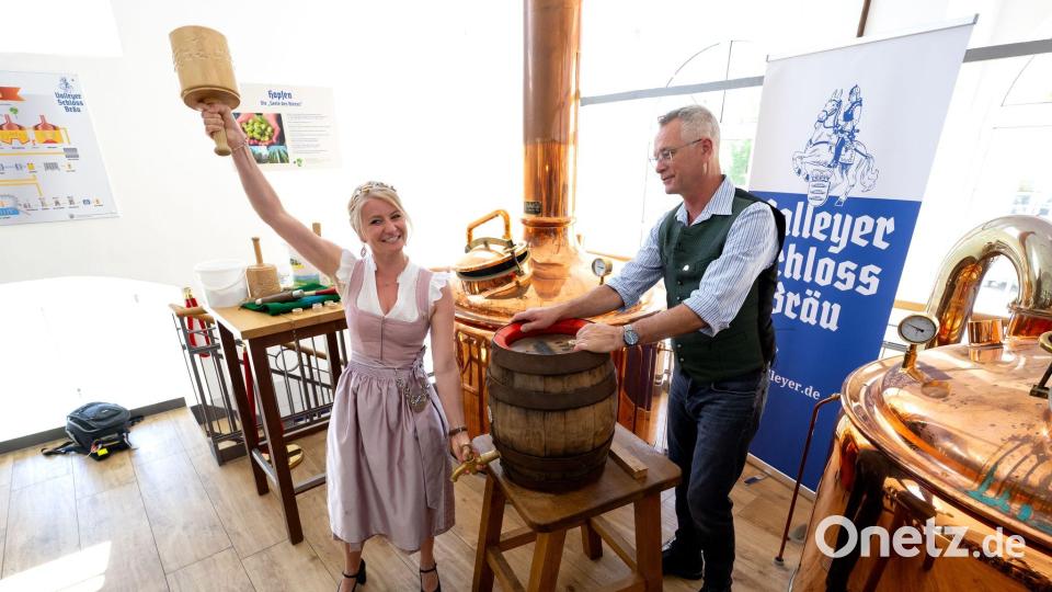 Souverän mit zwei Schlägen: Die neue bayerische Bierkönigin beim Anzapfen ihres ersten Fasses. Bild: Sven Hoppe/dpa