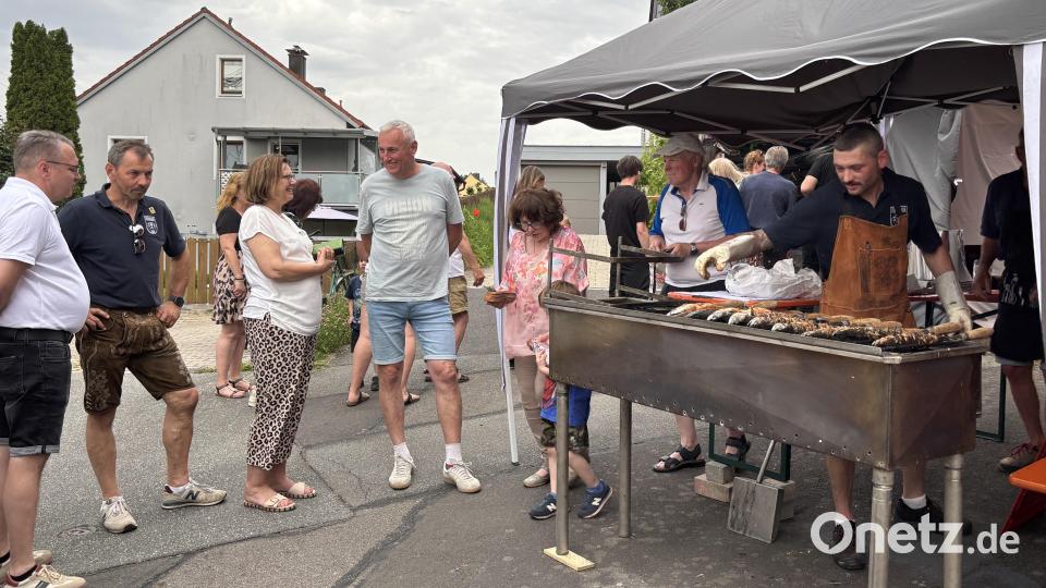 Lang war die Schlange am Grill, um eine der begehrten Forellen zu bekommen. Bild: kki