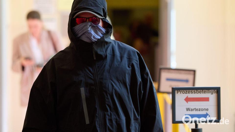 Ein angeklagter Sicherheitsunternehmer verlässt den Gerichtssaal. Bild: Georg Wendt/dpa