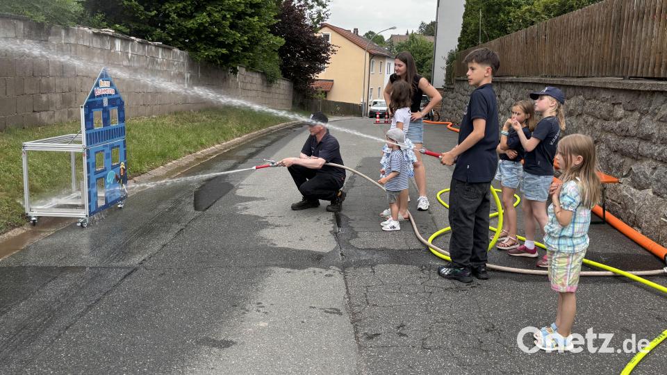 Wasser spritzen geht immer bei den kleinen und etwas größeren Kinder. Bild: kki