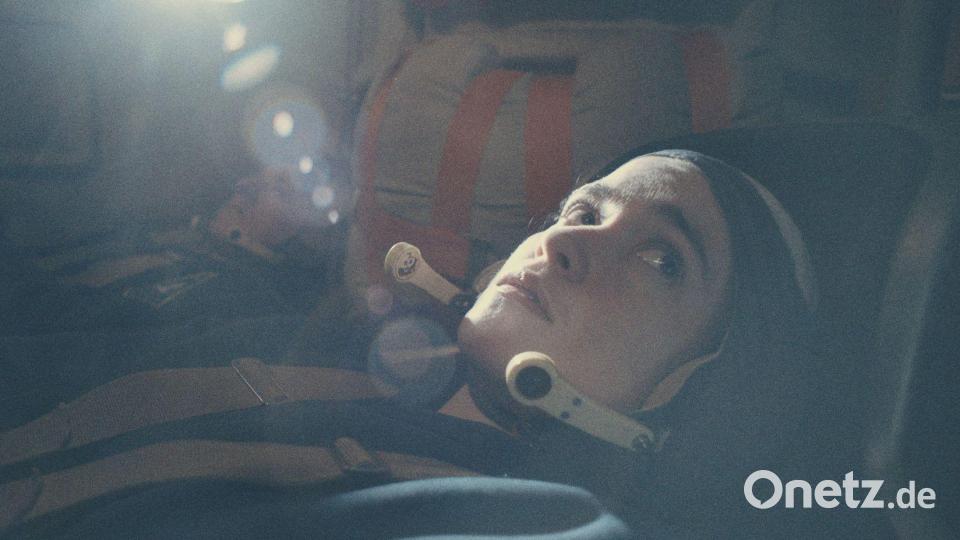 Anastassija Belikowa (gespielt von Alice Englert) erreicht als erste Kosmonautin den Mond. Bild: -/Apple TV/dpa