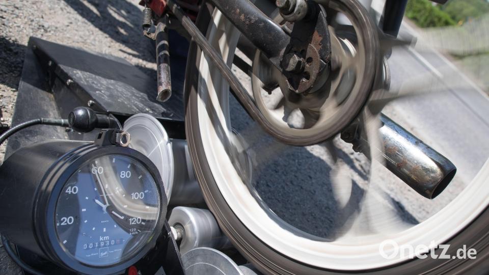 Die Polizei Oberpfalz warnt vor der steigenden Zahl schwerer und tödlicher Unfälle mit Zweiradfahrern. Präventionsmaßnahmen, wie etwa technische Überprüfungen, sollen helfen. Symbolbild: Frank Rumpenhorst/dpa