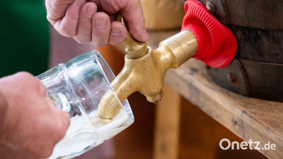 Wenn alles klappt, spritzt kein einziger Tropfen auf die Umstehenden. Bild: Sven Hoppe/dpa