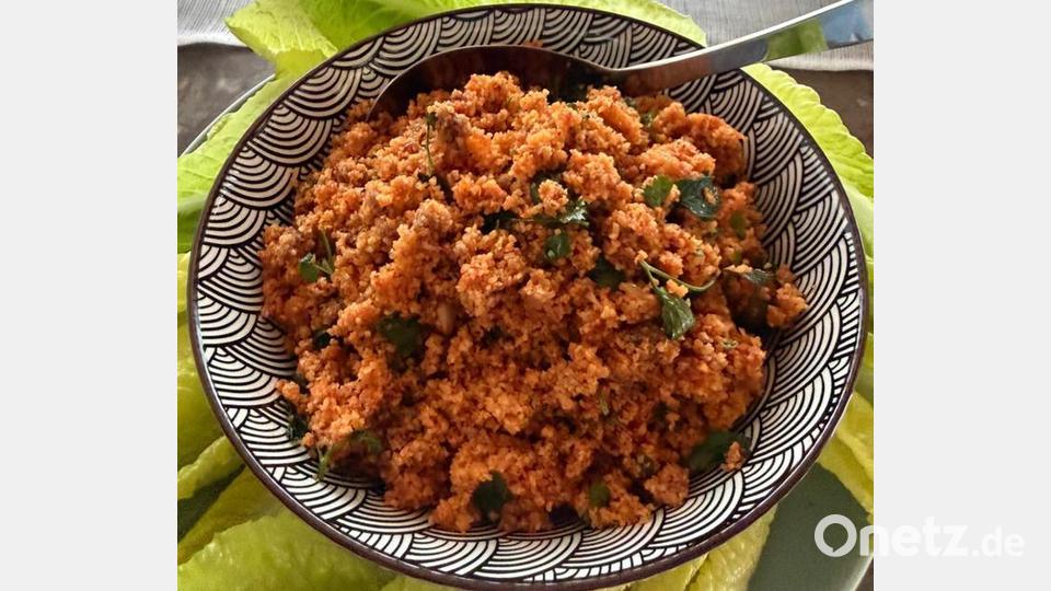 Frische Minze und glatte Petersilie sorgen im Türkischen Bulgursalat nicht nur für Farbkleckse, sondern auch für den sommerlichen Geschmack. Ihre Menge lässt sich je nach eigenen Vorlieben variieren. Bild: Aysel Özdemir