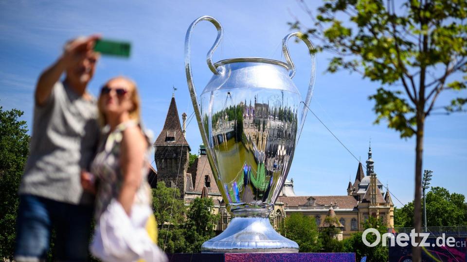 Budapest: Glanzstück zum Anfassen – Fans knipsen den Champions-League-Pokal beim Festival am Heldenplatz Bild: Tom Weller/dpa
