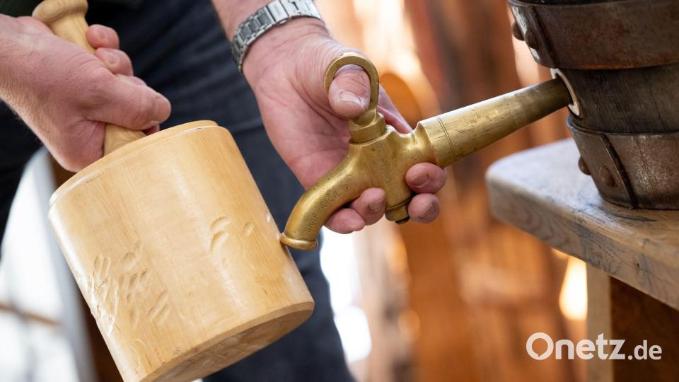 Wichtig ist, dass der Wechsel gerade ins Fass „reinläuft“. Bild: Sven Hoppe/dpa