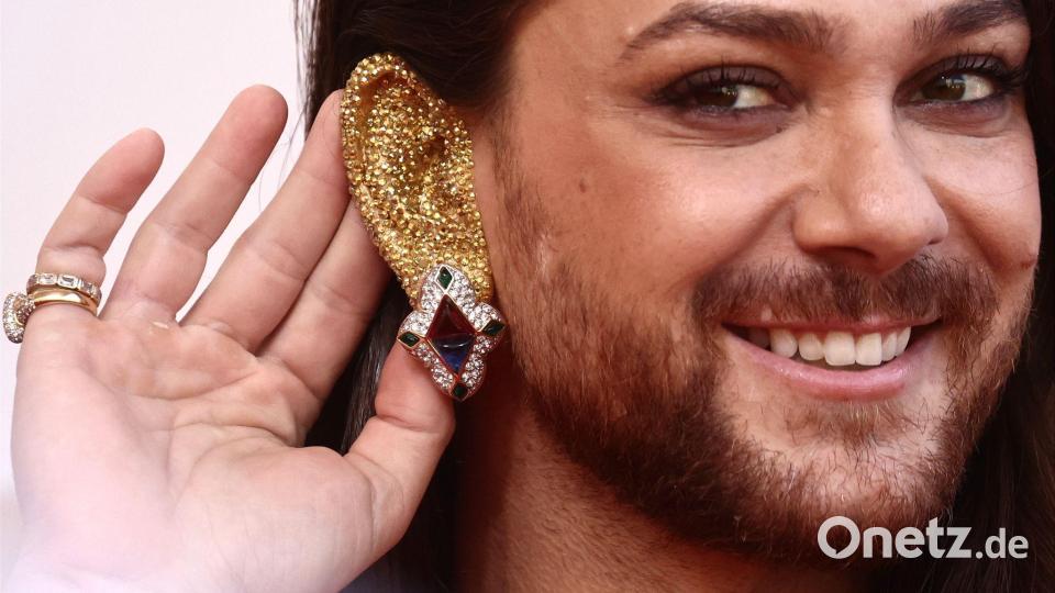 Berlin am Palais am Funkturm: Riccardo Simonetti erscheint zum Deutschen Filmpreis mit auffälligem Ohrschmuck Bild: Christoph Soeder/dpa