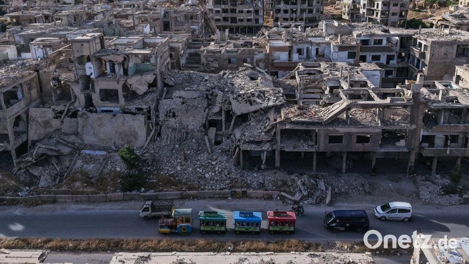 Syrer fahren in einer bunten Eisenbahn am zweiten Tag des muslimischen Opferfestes Eid al-Adha in einem Vergnügungspark in einem verwüsteten Gebiet inmitten des völlig zerstörten Stadtteils Jobar am Stadtrand von Damaskus. Bild: Moawia Atrash/dpa