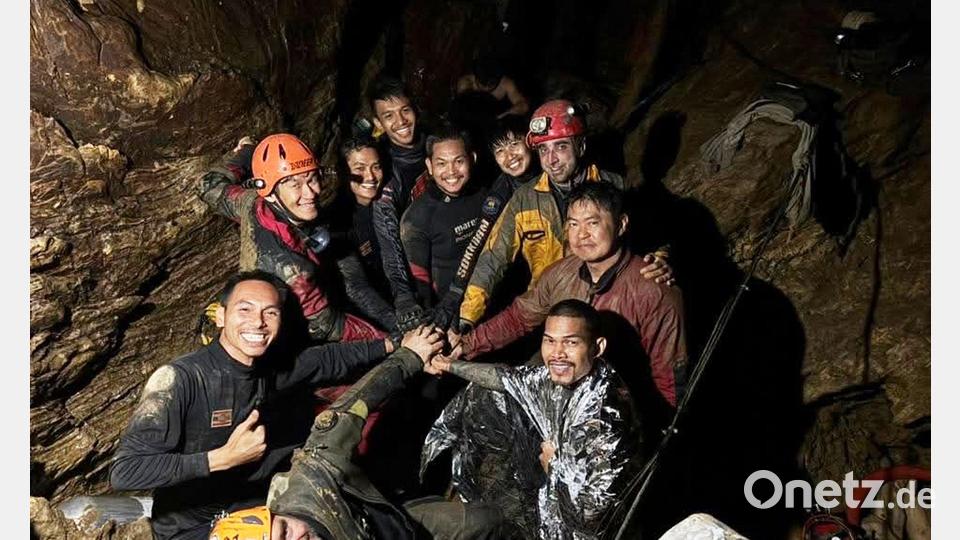 Die Retter hatten sich entschieden, wegen des gesunkenen Wasserstandes die Bergung zu wagen. Bild: -/Metta Tham Rescue Kalasin/AP/dpa