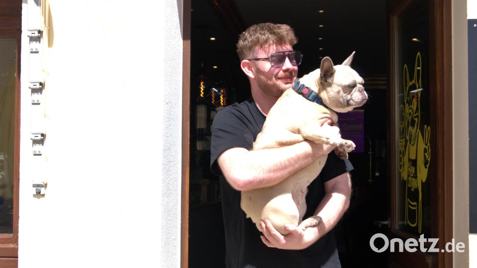 Tim Biersack mit dem Herzogin-Maskottchen, der Hündin Heidi. Bild: Valerie Preiß