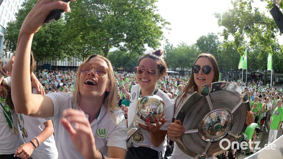 Feierte als Spielerin große Erfolge in Wolfsburg: Vanessa Bernauer (M). (Archivbild) Bild: Hermann Hay/dpa
