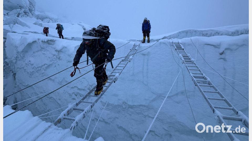 Am Evererst ist der Aufstieg mit Fixseilen und Leitern vorbereitet. (Symbolbild) Bild: Pasang Rinzee Sherpa/AP/dpa