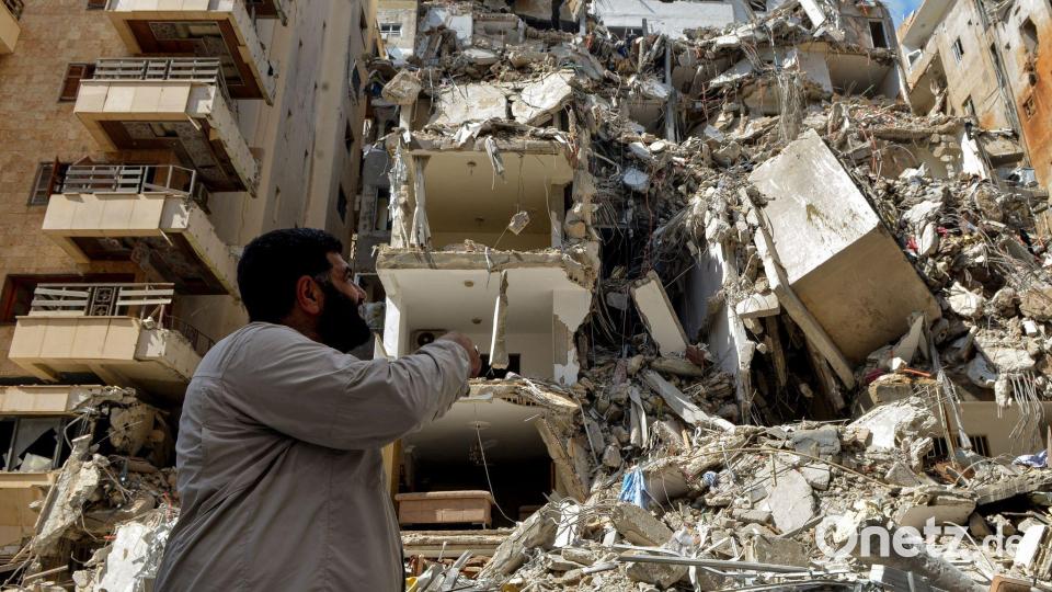 Mann begutachtet Zerstörung nach israelischem Angriff in Tyrus Bild: Stringer/dpa