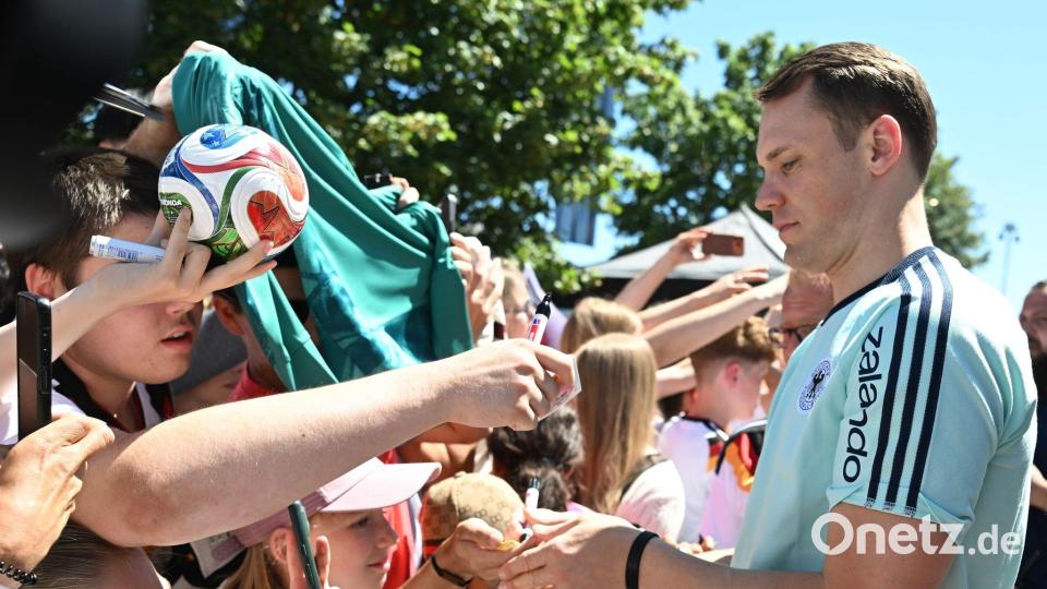 Herzogenaurach: Neuer hautnah – der Nationaltorwart schreibt Autogramme vor dem Adidas Store Bild: Federico Gambarini/dpa
