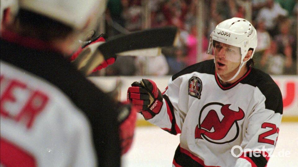 Claude Lemieux spielte in seiner Karriere auch für die New Jersey Devils. (Archivbild) Bild: BILL KOSTROUN/AP/dpa