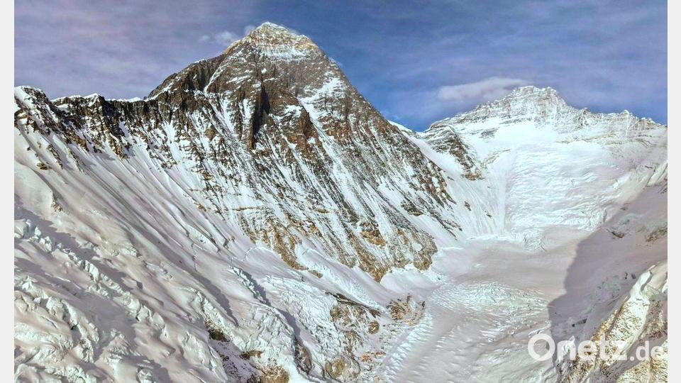 Der Mount Everest lockt immer wieder zu Rekorden. (Archivbild) Bild: Pasang Rinzee Sherpa/AP/dpa