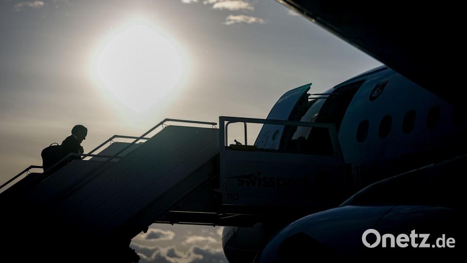 Verteidigungsminister Boris Pistorius geht in Ottawa die Gangway zum A319 der Luftwaffe für den Rückflug nach Deutschland hinauf. Bild: Kay Nietfeld/dpa