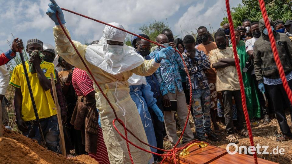 Anders als es die Tradition will, können Angehörige verstorbener Ebola-Patienten nicht am offenen Sarg Abschied nehmen. (Archivbild) Bild: Moses Sawasawa/AP/dpa