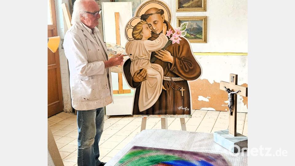 Der Künstler Hans-Georg Hierl in seinem Atelier bei der Fertigstellung des Altarbildes, das den Heiligen Antonius zeigt. Im Vordergrund auch "Das Licht am Ende des Tunnels". Zusammen mit dem das Eichenkreuz (rechts) werden diese Werke die restaurierte Hofmann-Kapelle zieren. Bild: wec