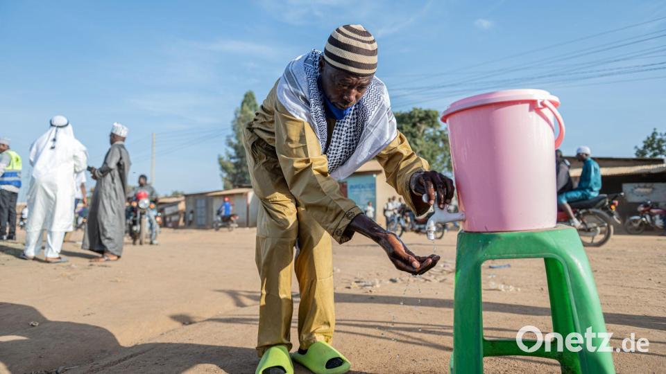 Viele Menschen haben Angst vor Ebola - andere verleugnen die Existenz der hochgefährlichen Krankheit. (Archivbild) Bild: Moses Sawasawa/AP/dpa
