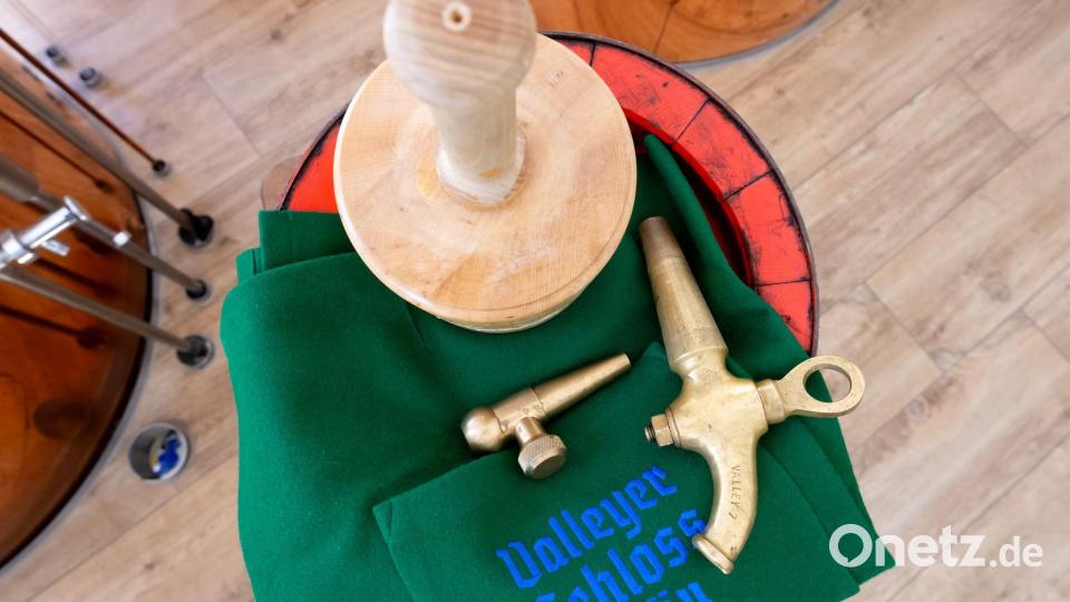 Je öfter man übt, desto souveräner klappt es auch im vollen Bierzelt, weiß Braumeister Martin Zuber. Bild: Sven Hoppe/dpa