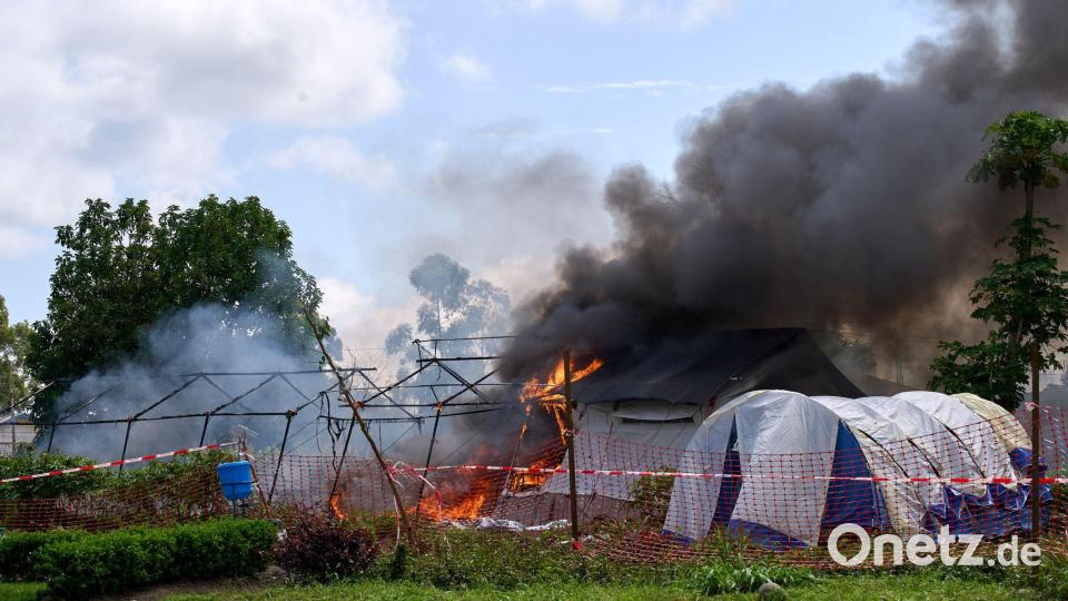 Schon mehrfach wurden Behandlungszentren angegriffen, weil Angehörigem die Herausgabe eines an Ebola verstorbenen Patienten verweigert wurde. (Archivbild) Bild: Dirole Lotsima Dieudonne/AP/dpa