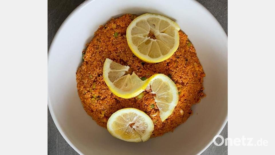 Olivenöl, Zitronensaft und Granatapfelsirup geben dem Türkischen Bulgursalat Frische. Bild: Aysel Özdemir