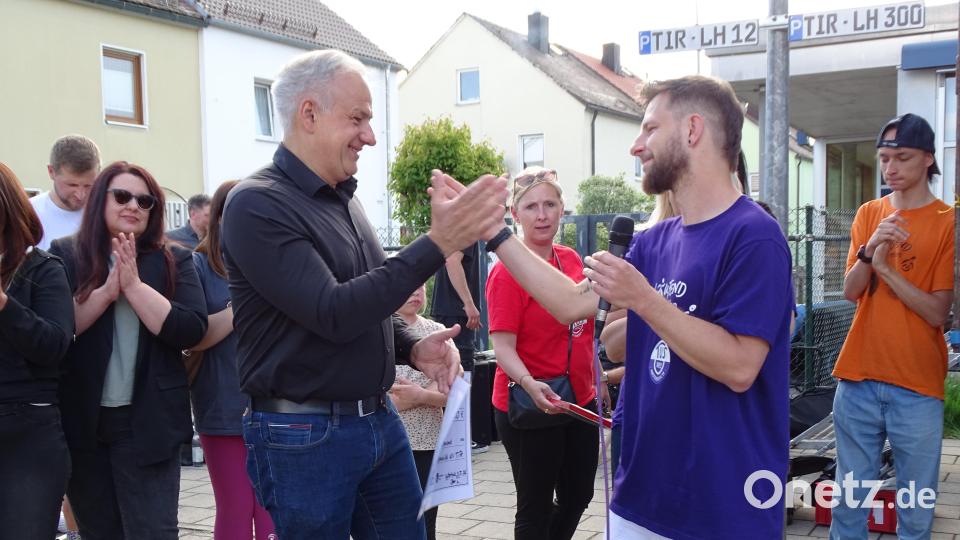 2000 Euro kamen für die Lebenshilfe Tirschenreuth zusammen. Bild: Christina Ponader