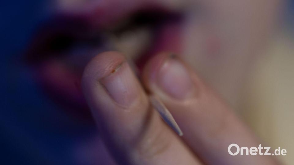 Ein Kind nimmt einen Zahnstocher in den Mund. Eine Münchner Realschule hat alle Arten von Zahnstochern verboten, weil die Nikotinzahnstocher so schwierig zu erkennen sind. Bild: Pia Bayer/dpa