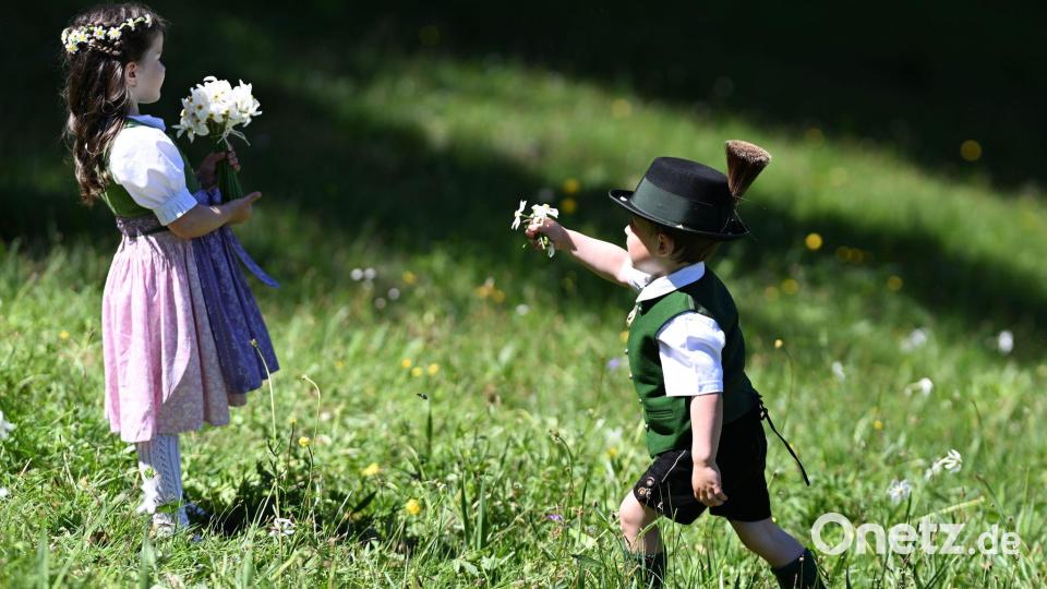 Ausseerland-Salzkammergut: Franziska und Martin als Narzissenkinder – Blumenkinder werben fürs Narzissenfest Bild: Barbara Gindl/APA/dpa