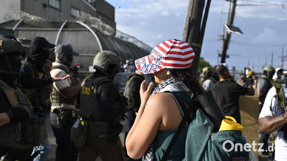 Menschen protestieren vor dem Abschiebezentrun in Newark im US-Bundestaat New Jersey. Bild: Anne Pollmann/dpa