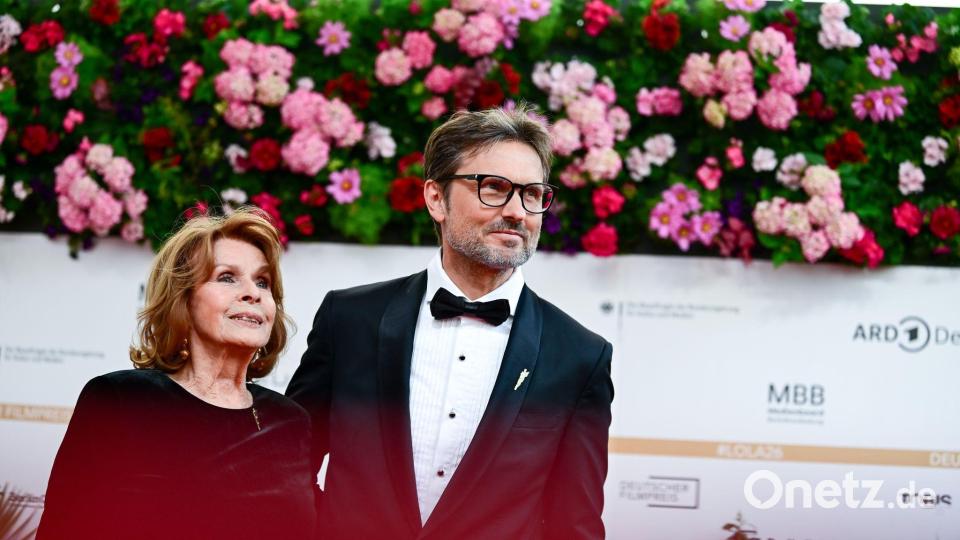 Ein besonderes Duo: Senta Berger mit ihrem Sohn Simon Verhoeven. Bild: Sebastian Christoph Gollnow/dpa