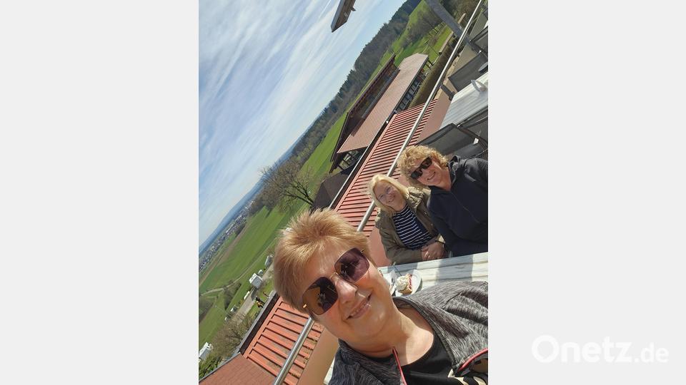 Leserbild: v.l.Marion Günthner, Manuela Weber, Nadja Ponnath Petersklause in Großbüchlberg beim Campingplatz Bild: Marion Günthner