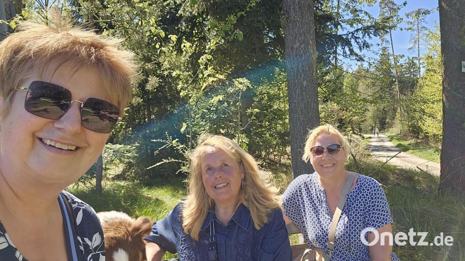 Leserbild: v.l. Marion Günthner, Hund Monty, Barbara Hager, Manuela Weber In der Nähe von Großbüchlberg Bild: Marion Günthner