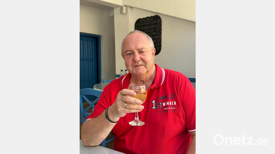 Leserbild: Günther Merold mit griechischem Wein. Bild: Simon Merold