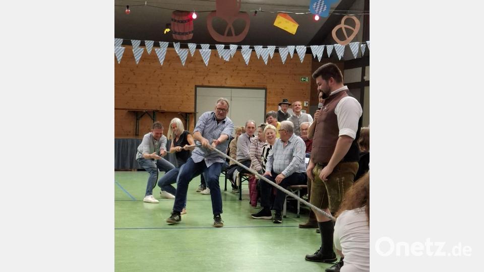 Leserbild: Seilziehen am Bockbierfest in Schwend / Seilzieher sind Annette und Frank Kokott, Markus Plankl Bild: Tanja Hartmann