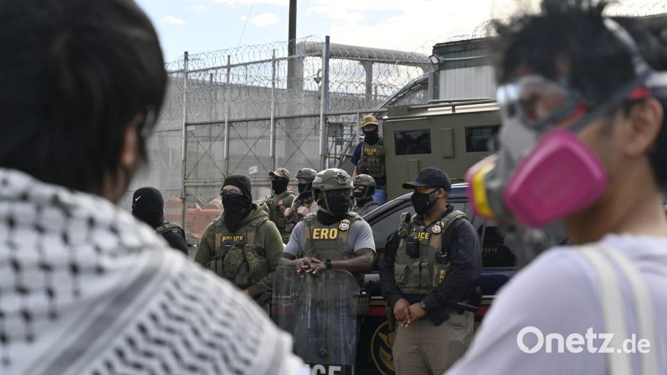 Menschen protestieren vor dem Abschiebezentrun in Newark im US-Bundestaat New Jersey. Bild: Anne Pollmann/dpa