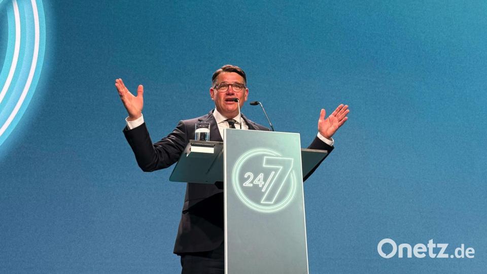 „Wir brauchen nicht weniger Merz, wir brauchen mehr Merz“: Ministerpräsident Rhein stärkt dem Kanzler in seiner Rede auf dem Parteitag den Rücken. Bild: Michael Bauer/dpa