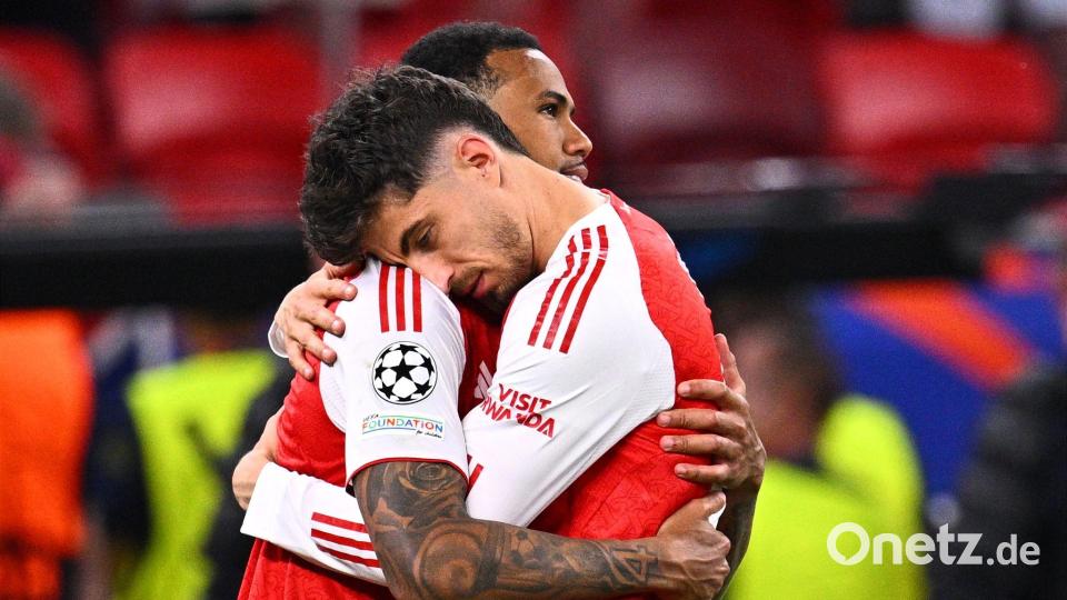 Gabriel (l, FC Arsenal) wird von Teamkollege Kai Havertz getröstet. Bild: Tom Weller/dpa