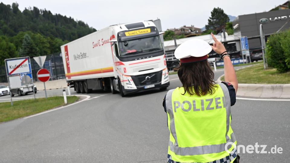 Lkw im Transitverkehr wurden bei Kufstein nach Deutschland zurückgeschickt. Bild: Felix Hörhager/dpa